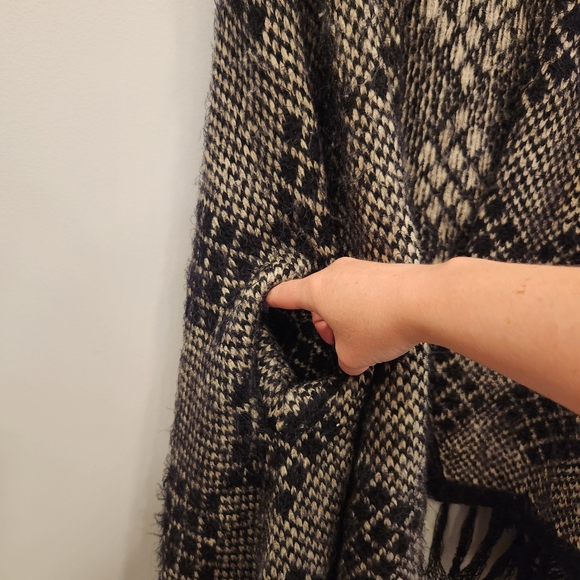 BCBGMaxAzria Fringed Sweater Vest - Picture 3 of 10